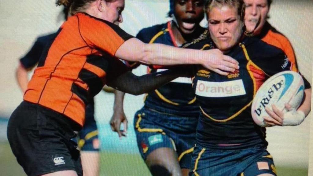 Aroa González, durante un partido con la selección española de rugby femenino