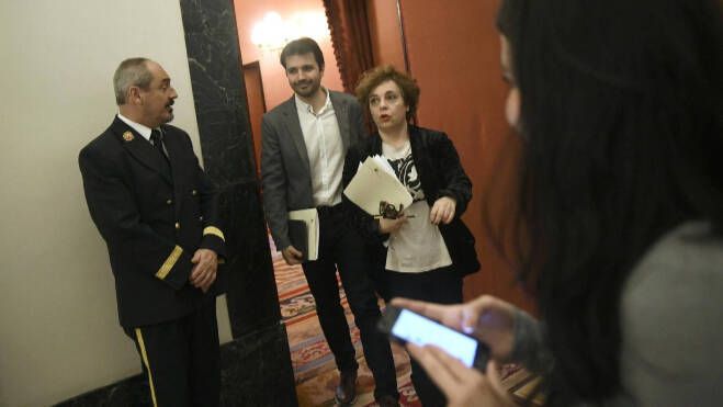 Javier Sánchez Serna, con su compañera de formación y de la Mesa del Congreso, Gloria Elizo. Foto: Óscar Cañas (EP)