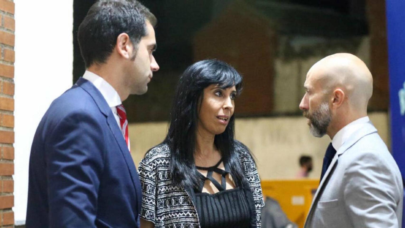 Julio Comendador (i) y David Muñoz (d) junto a la ya exalcaldesa Verónica Fernández