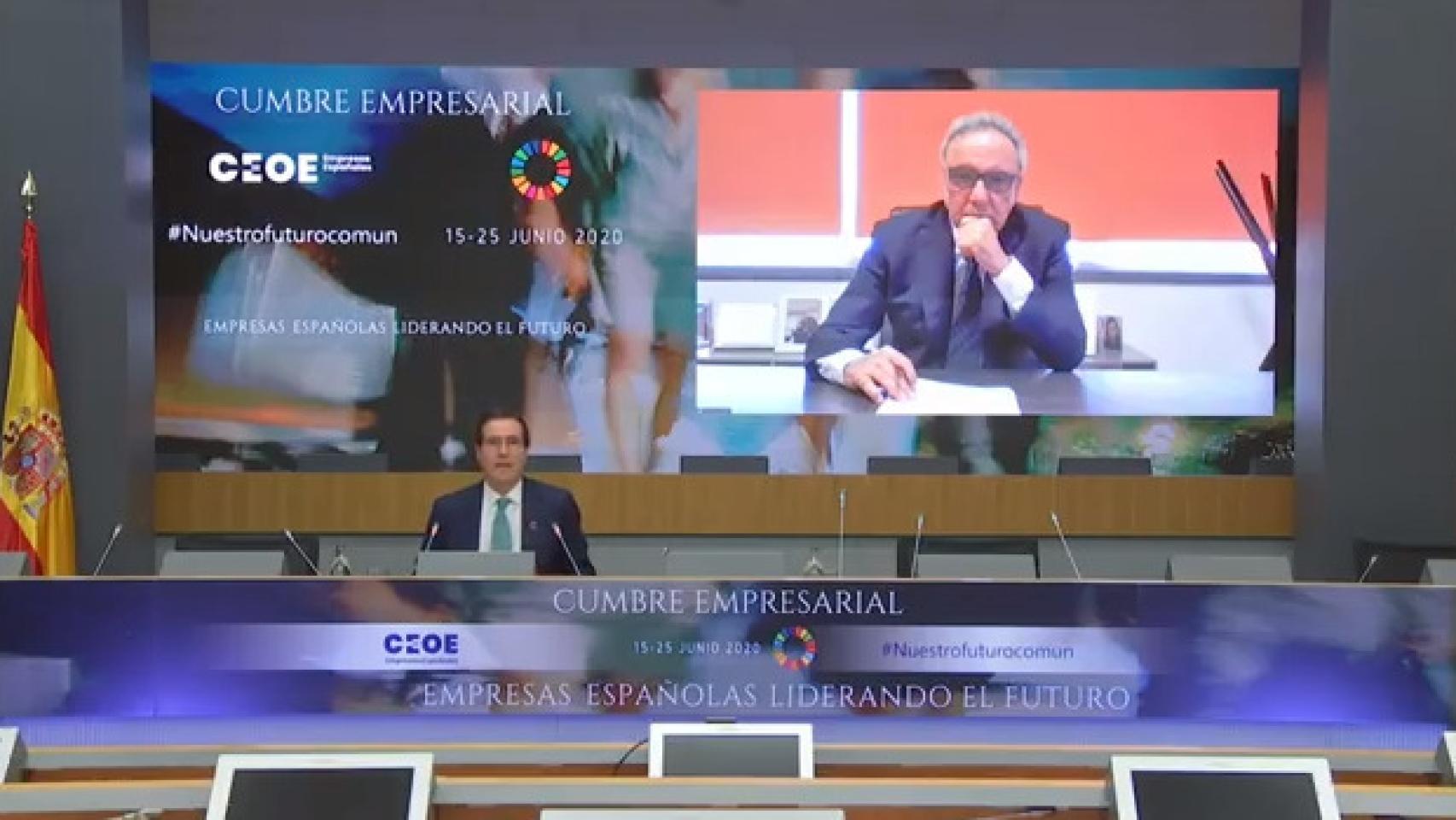 Antonio Garamendi presentando la cumbre de la CEOE junto a Francisco Martínez Cosentino.