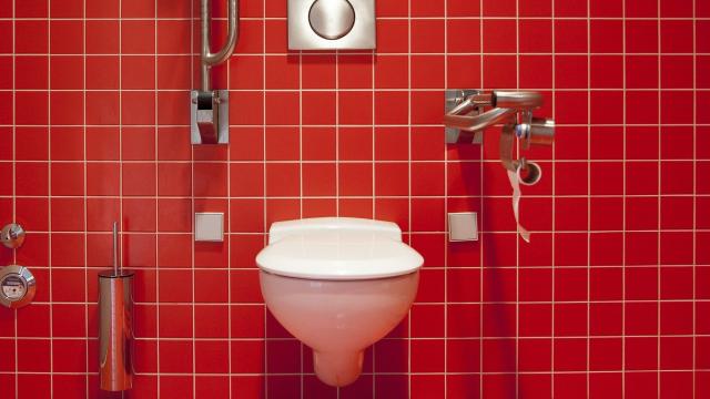 Un moderno baño con el alicatado de color rojo.