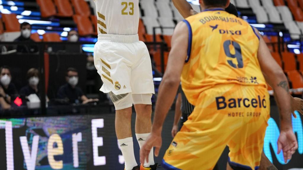Sergio Llull, tirando durante el partido entre el Real Madrid y Gran Canaria