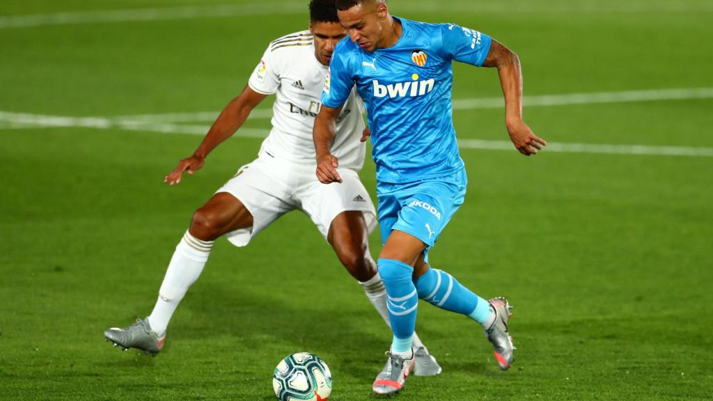 Varane, presionando a Rodrigo Moreno