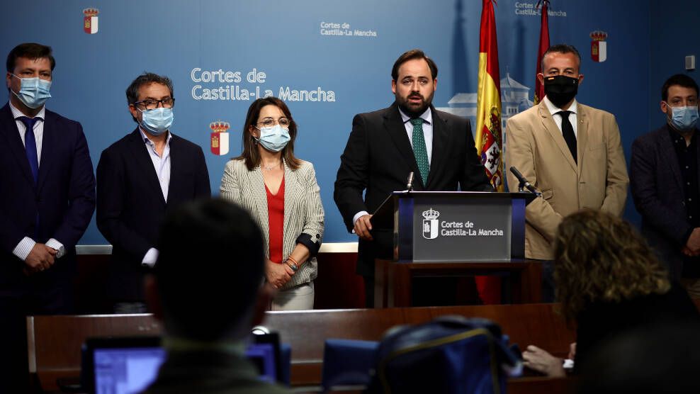 Paco Núñez (centro) junto a varios alcaldes del PP este jueves en las Cortes de Castilla-La Mancha