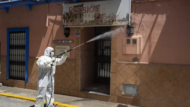 Exterior del hostal de Algeciras donde ha sucedido el fallecimiento.