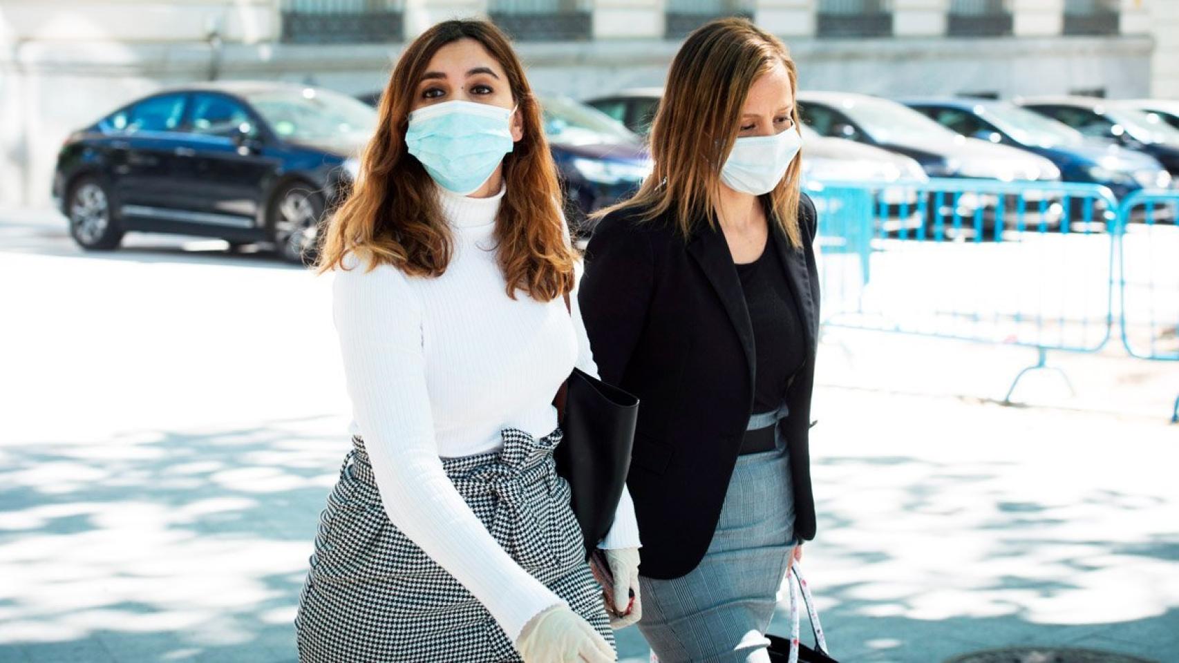 Dina Bousselham, a la izquierda, con su abogada./