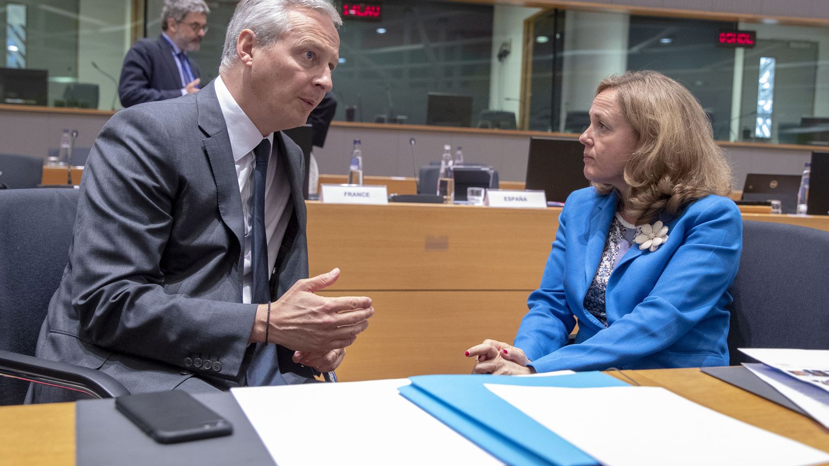 Bruno Le Maire conversa con Nadia Calviño durante una reunión del Eurogrupo