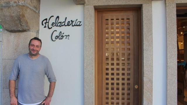 Daniel Reboredo posa a las puertas de la nueva heladería Colón