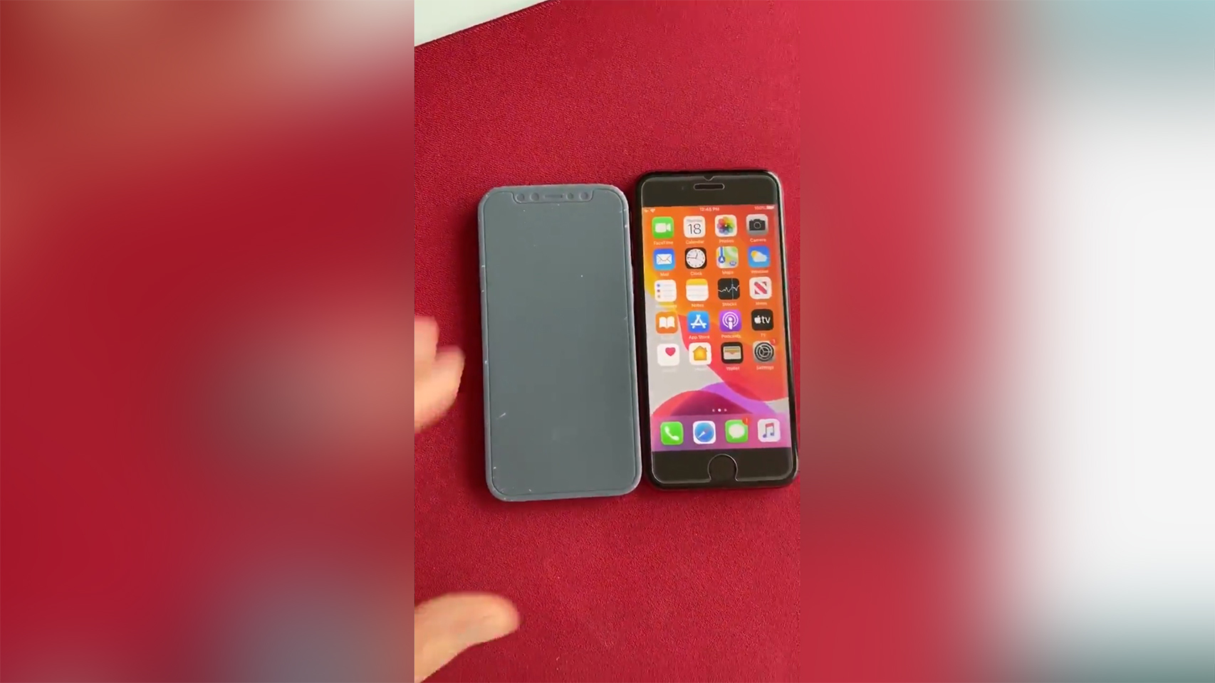 Comparación entre un modelo CAD del iPhone 12 y un iPhone SE 2020.