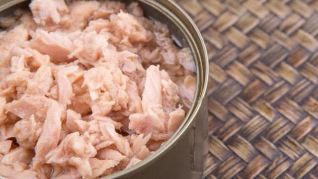 Una lata de atún abierta.