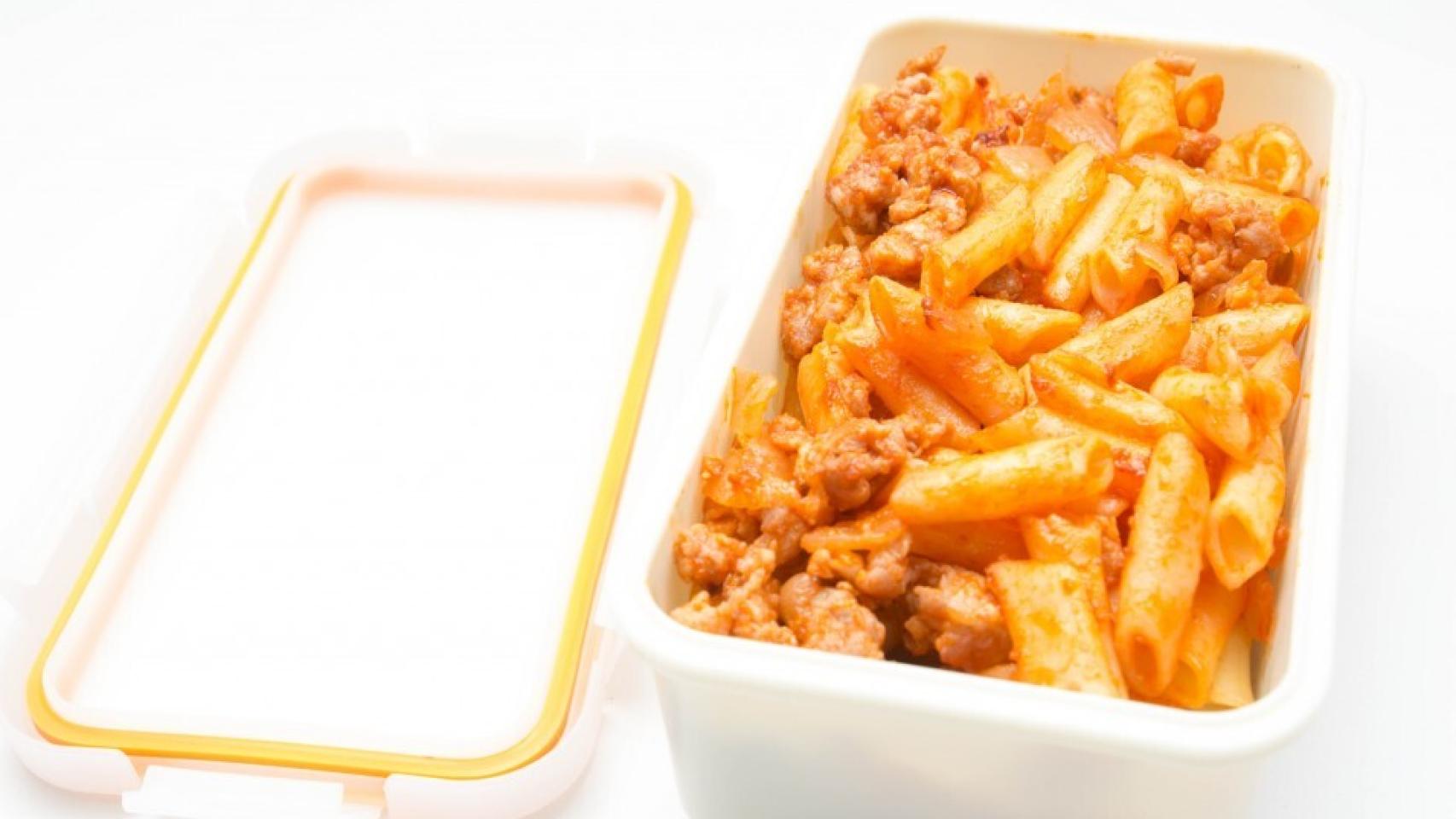 Una imagen de archivo de un táper con macarrones.