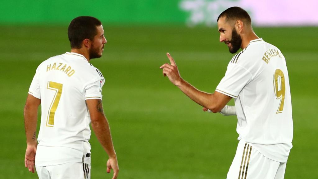Hazard y Benzema hablan durante el partido