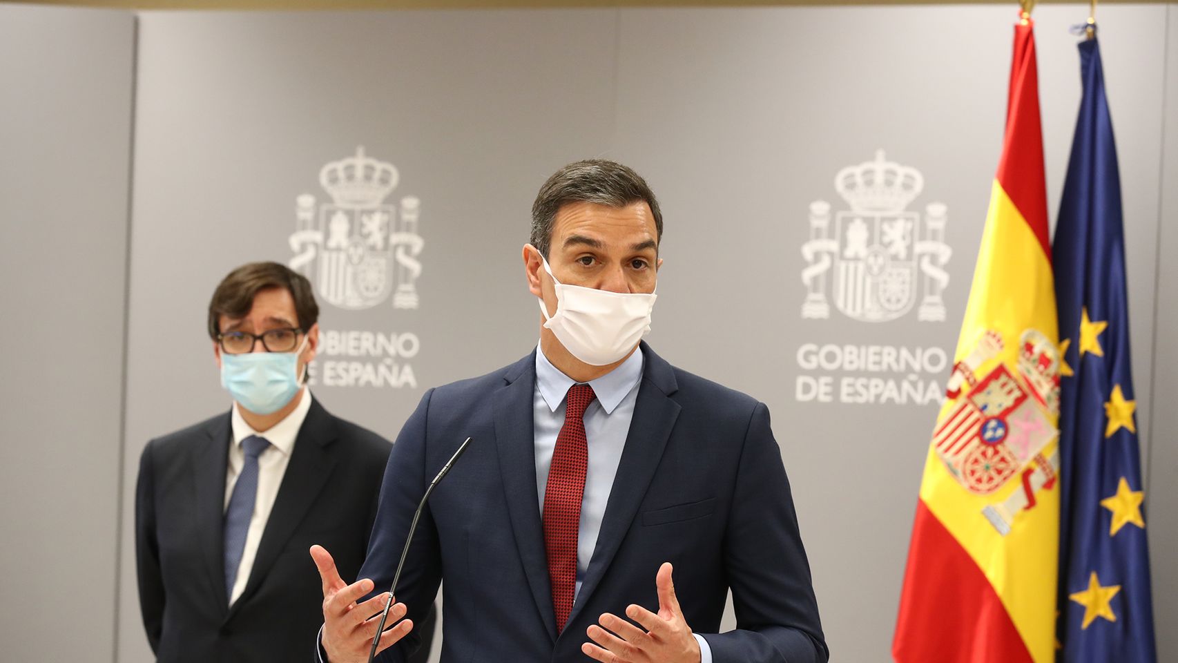 El presidente del Gobierno, Pedro Sánchez, y el ministro de Sanidad, Salvador Illa.