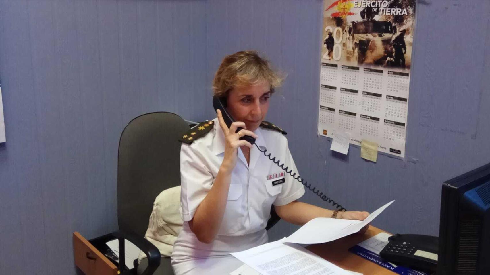Una capitana del Ejército y también psicóloga atendiendo una de las llamadas.