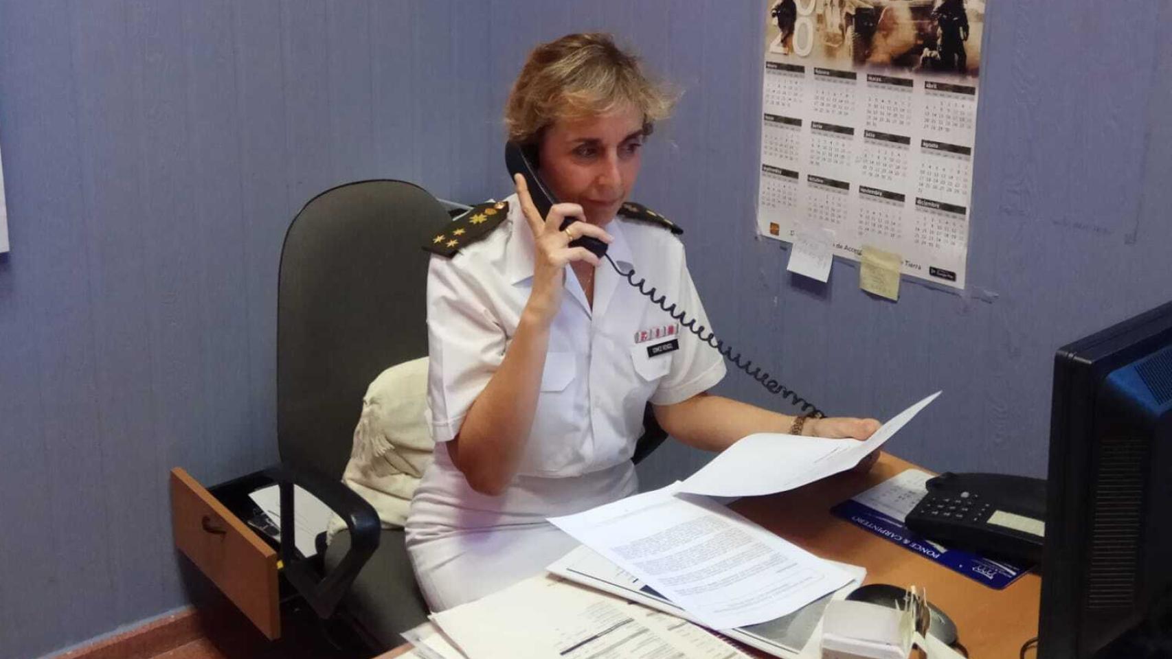 Una capitana del Ejército y también psicóloga atendiendo una de las llamadas.