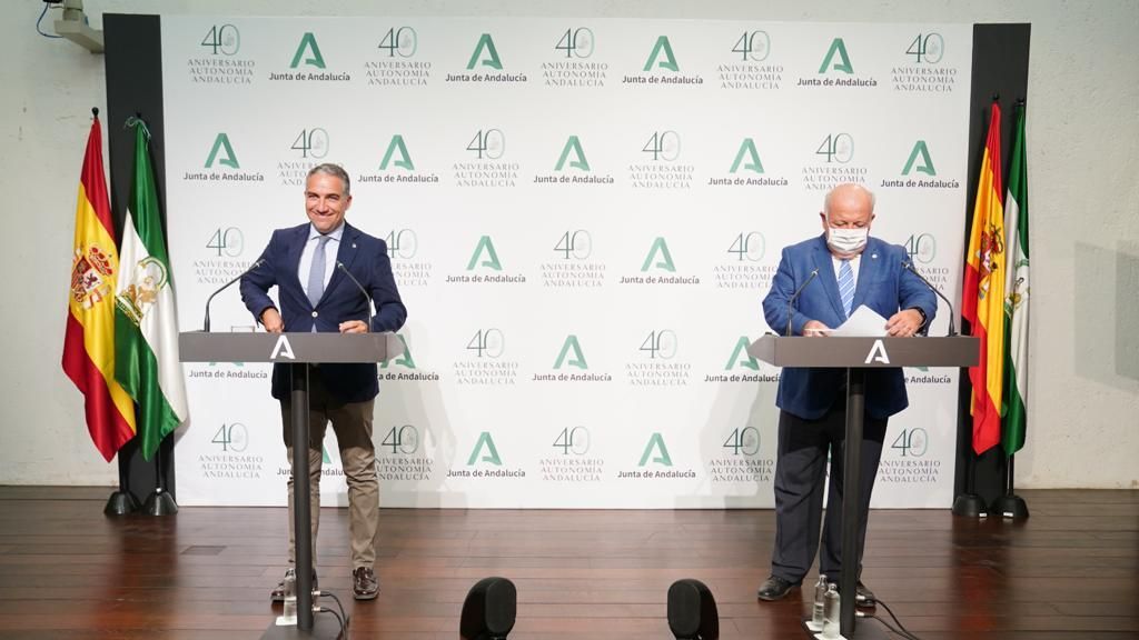 El consejero de Presidencia, Elías Bendodo, y el consejero de Salud, Jesús Aguirre.