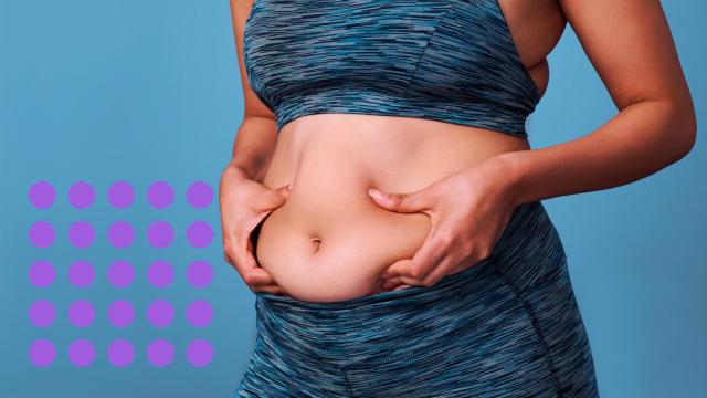Una mujer tocándose la tripa.