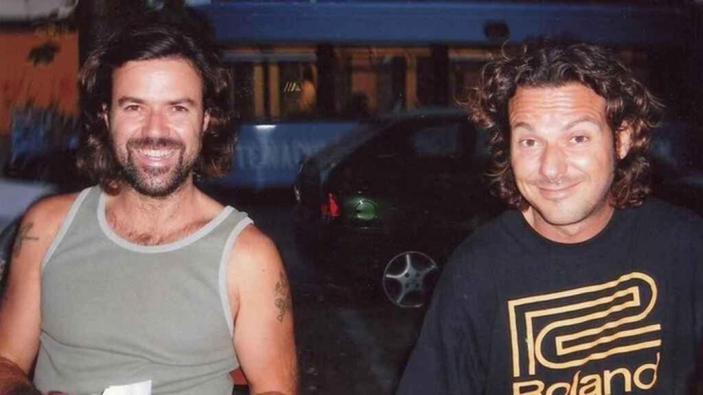 Pau Donés junto a su hermano Marc.