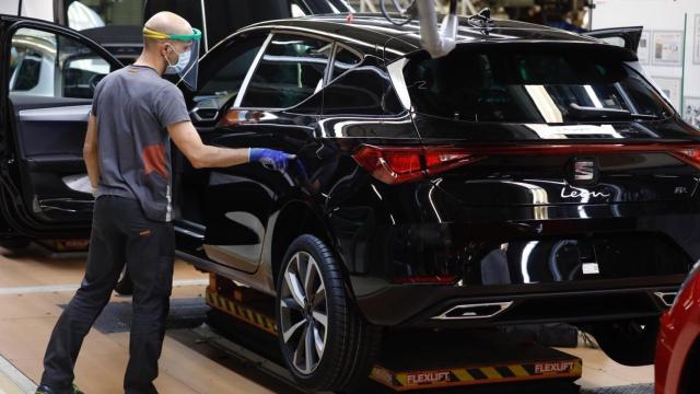 Un trabajador de Martorell (Barcelona) en la línea de producción del Seat León.
