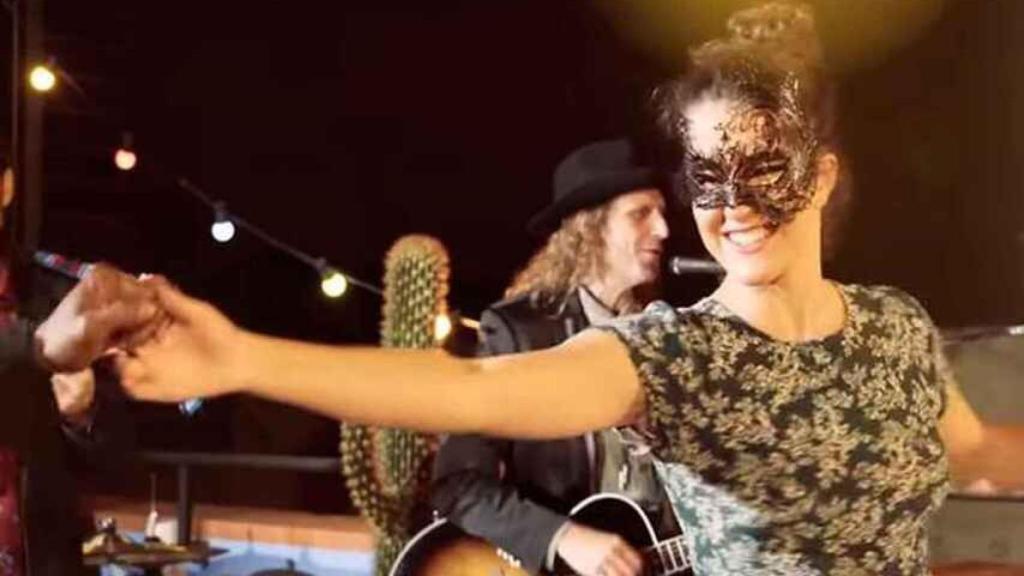 Sara Donés en el último videoclip de su padre, Pau Donés.