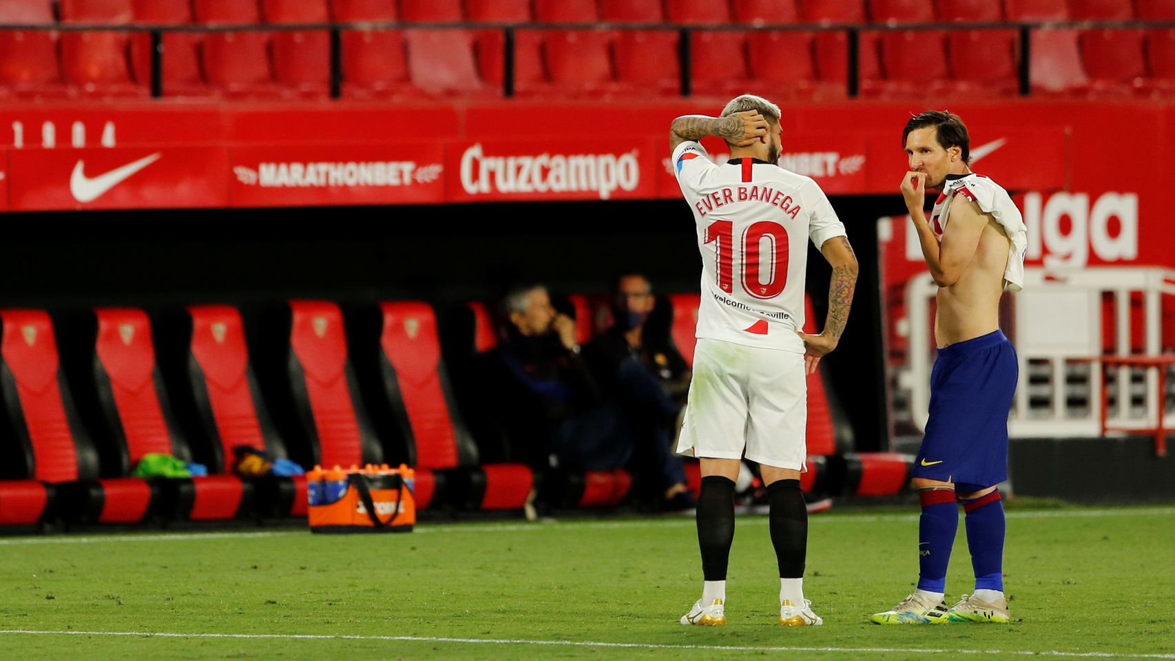 Messi dialoga con Banega tras intercambiar la camiseta con otro jugador del Sevilla