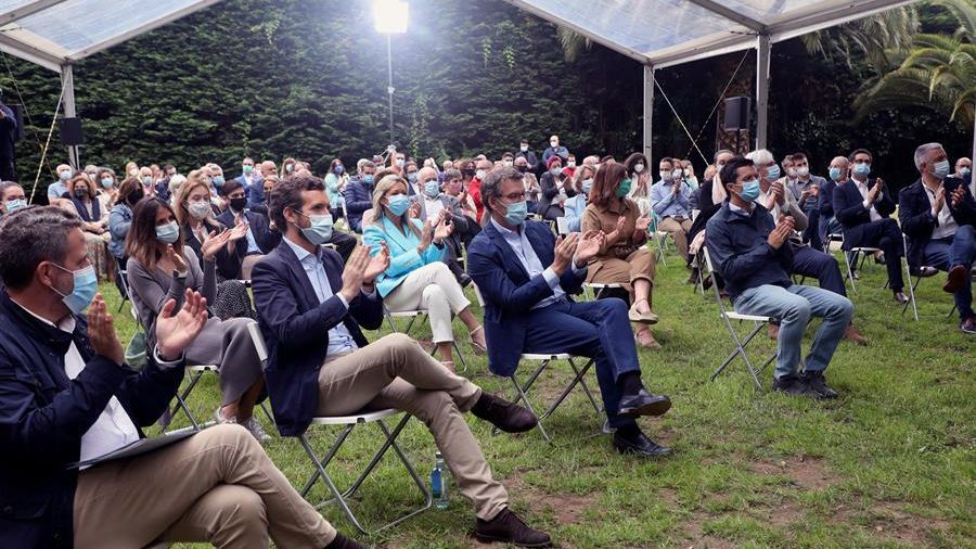 El presidente de la Xunta, Alberto Núñez Feijóo y el líder del PP, Pablo Casado, con miembros de partido en Galicia.