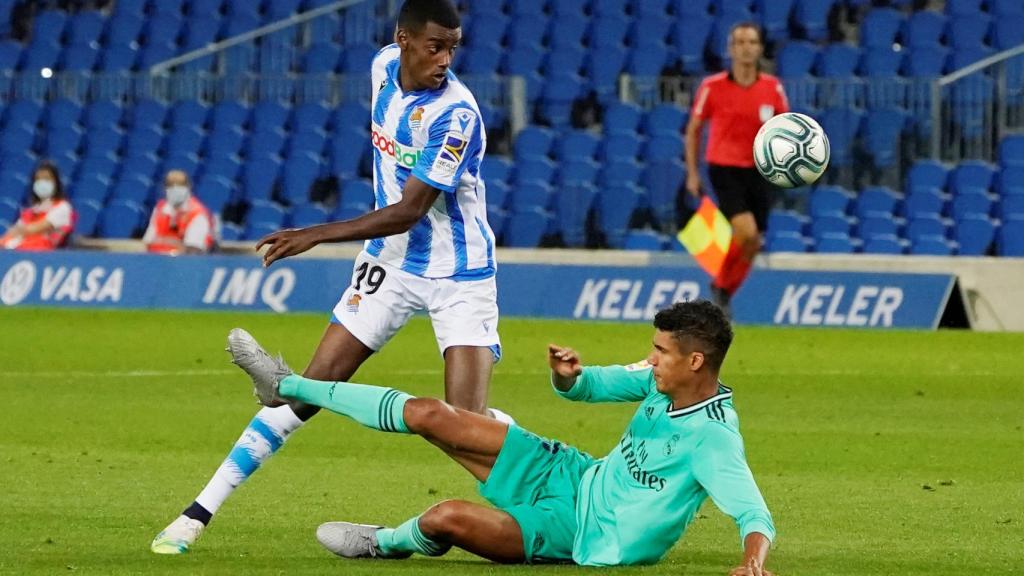 Varane intenta robar el balón a Isak