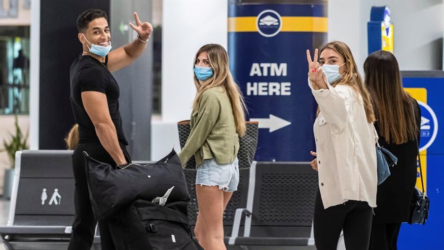 Un grupo de amigos a su llegada al Aeropuerto de Palma de Mallorca.