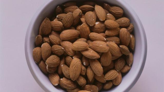 Un cuenco con almendras.