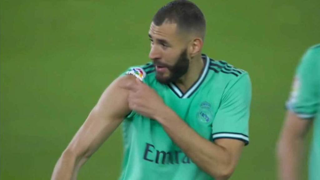 Benzema señala al árbitro que ha tocado el balón con el hombro
