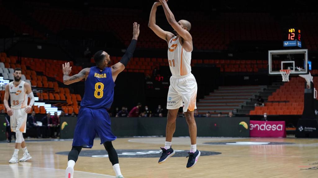 Shields lanza sobre Adam Hanga