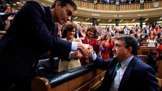 Aitor esteban (PNV) felicita a Pedro Sánchez tras su investidura, en el Congreso.