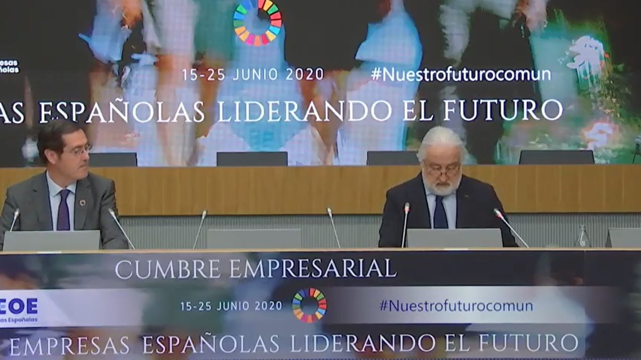 El presidente de la CEOE, Antonio Garamendi, presenta al presidente de Anged, Alfonso Merry del Val.