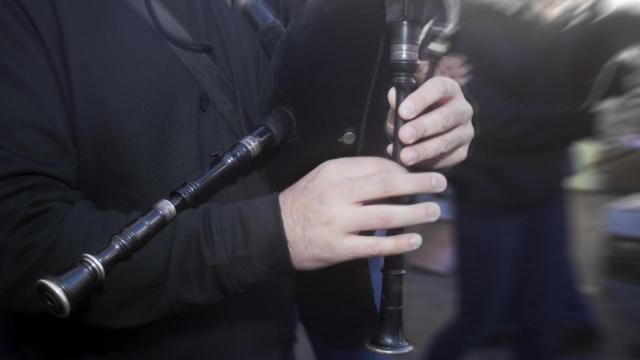 Un músico toca la gaita.