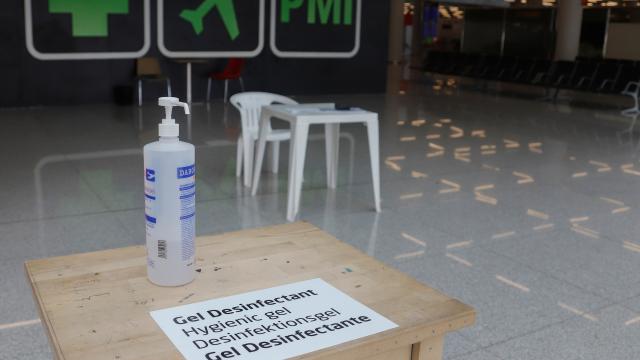 Gel hidroalcohólico en el aeropuerto de Palma.