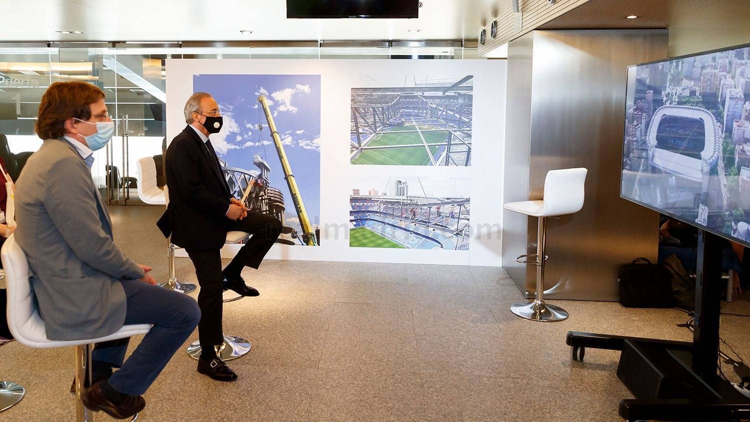 Florentino Pérez y Martínez Almeida ven un vídeo de las obras del Santiago Bernabéu