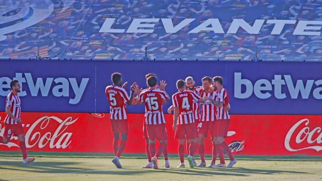 Piña de los jugadores del Atlético de Madrid