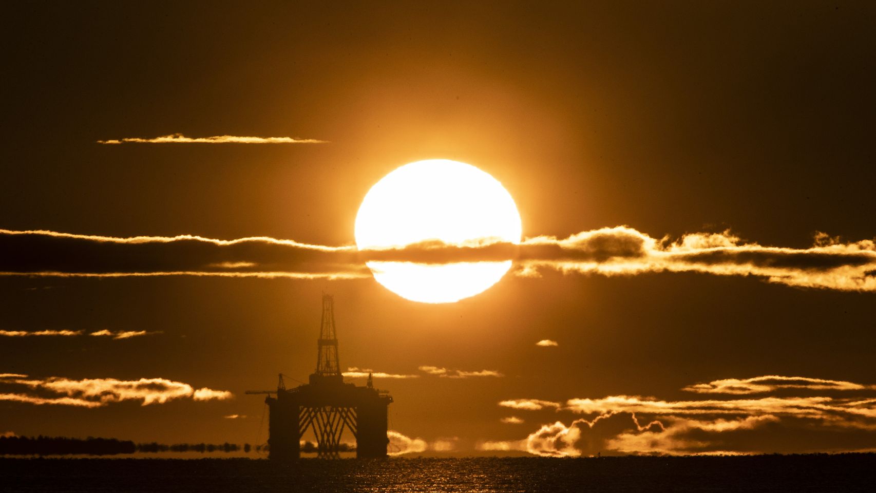 El petróleo escala a niveles previos a la pandemia.
