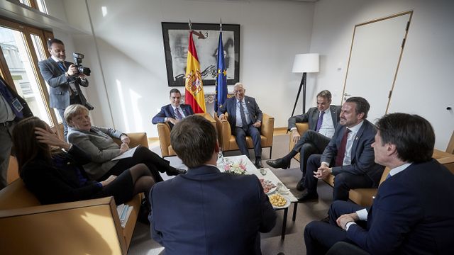 Pedro Sánchez conversa con Angela Merkel y otros líderes europeos durante la última cumbre presencial de febrero