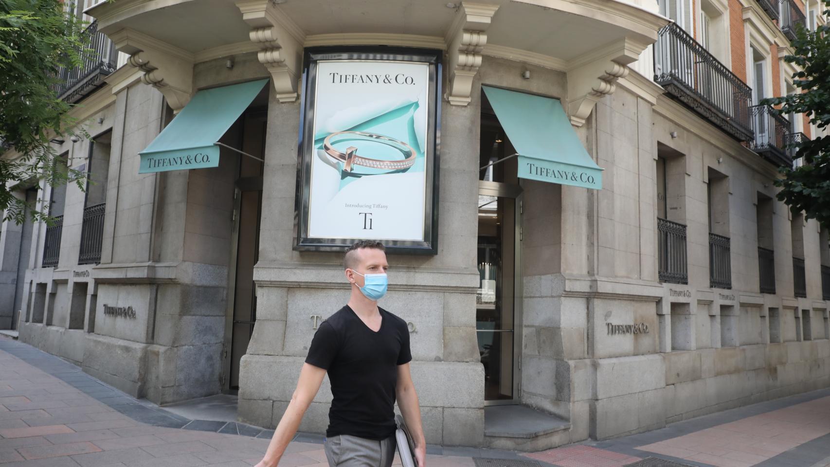 Un hombre pasa junto a la entrada de una tienda Tiffany.