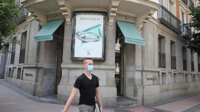 Un hombre pasa junto a la entrada de una tienda Tiffany.