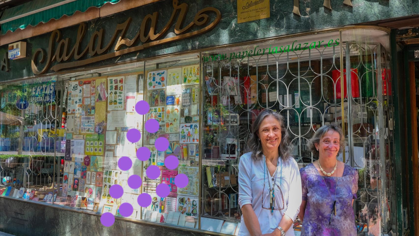 Fernanda y Ana, las dueñas, delante de la Papelería Salazar.