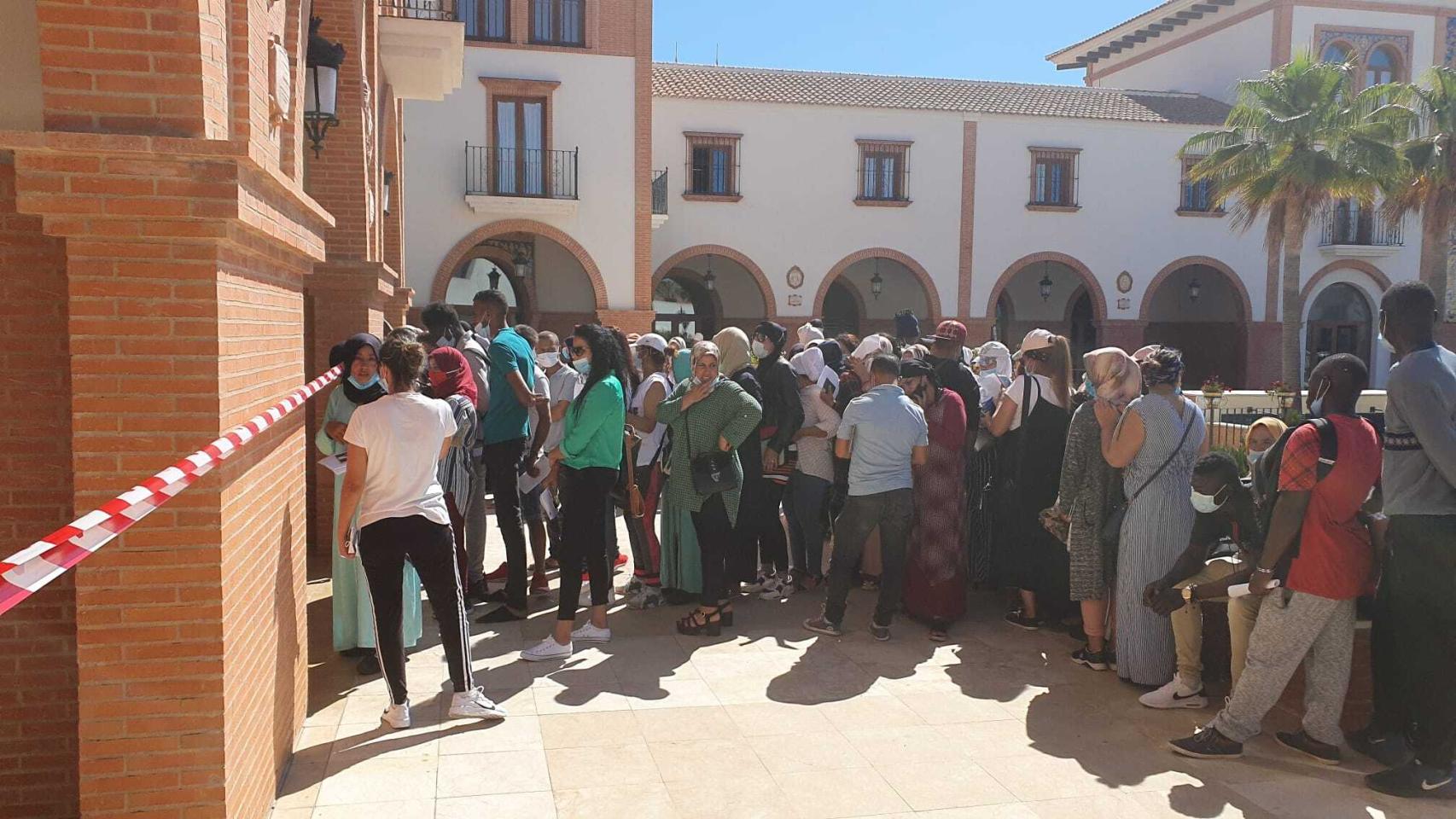 La fila de temporeros inmigrantes solicitando el padrón en Palos.
