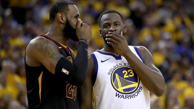 LeBron James y Draymond Green, durante un partido