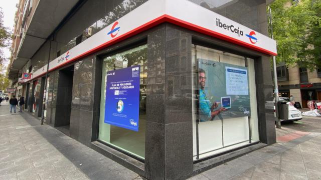 Exterior de una oficina de IberCaja en Madrid.