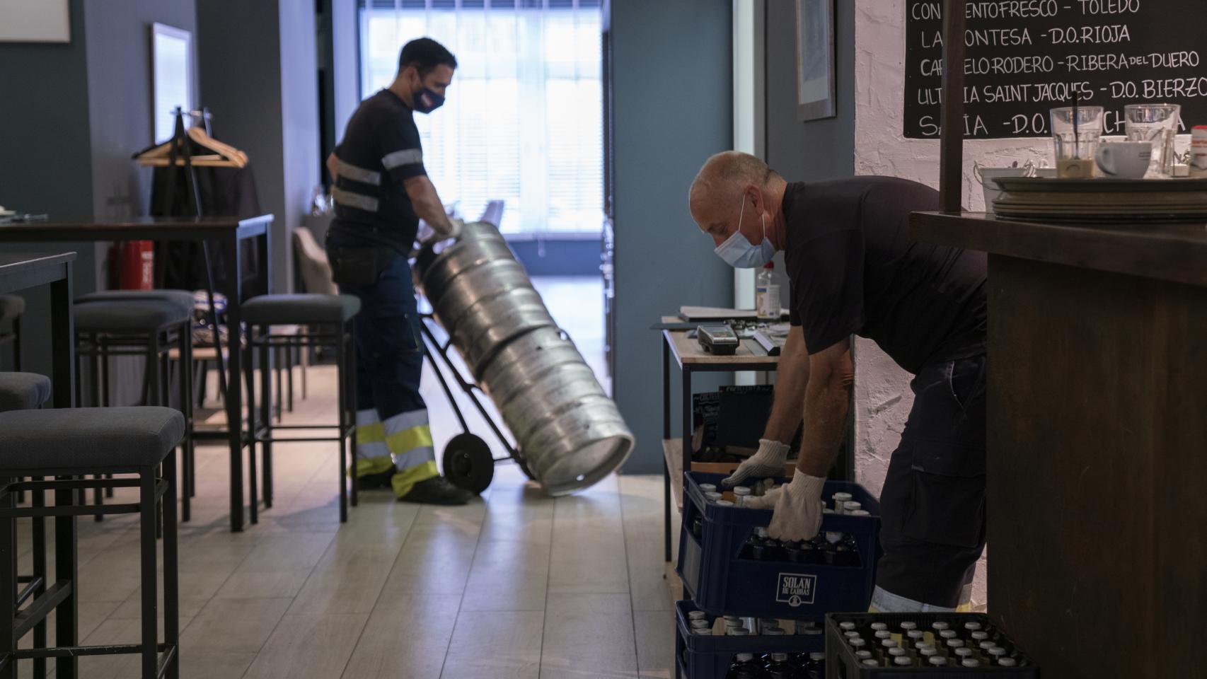 Dos trabajadores en un bar.