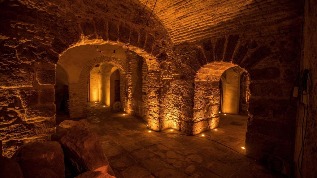 Muro fenicio aparecido durante las obras para recuperar la histórica taberna de la Cueva del Pájaro Azul, un templo subterráneo en la calle San Juan de Cádiz, junto a la Catedral.