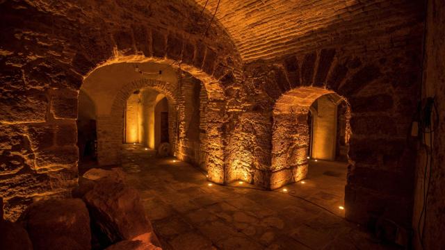 Muro fenicio aparecido durante las obras para recuperar la histórica taberna de la Cueva del Pájaro Azul, un templo subterráneo en la calle San Juan de Cádiz, junto a la Catedral.