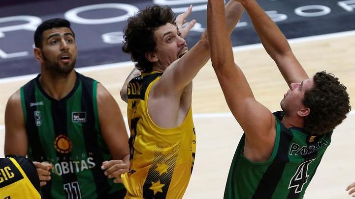 Joel Parra ante Álex Suárez, en el Iberostar Tenerife - Joventut de Badalona