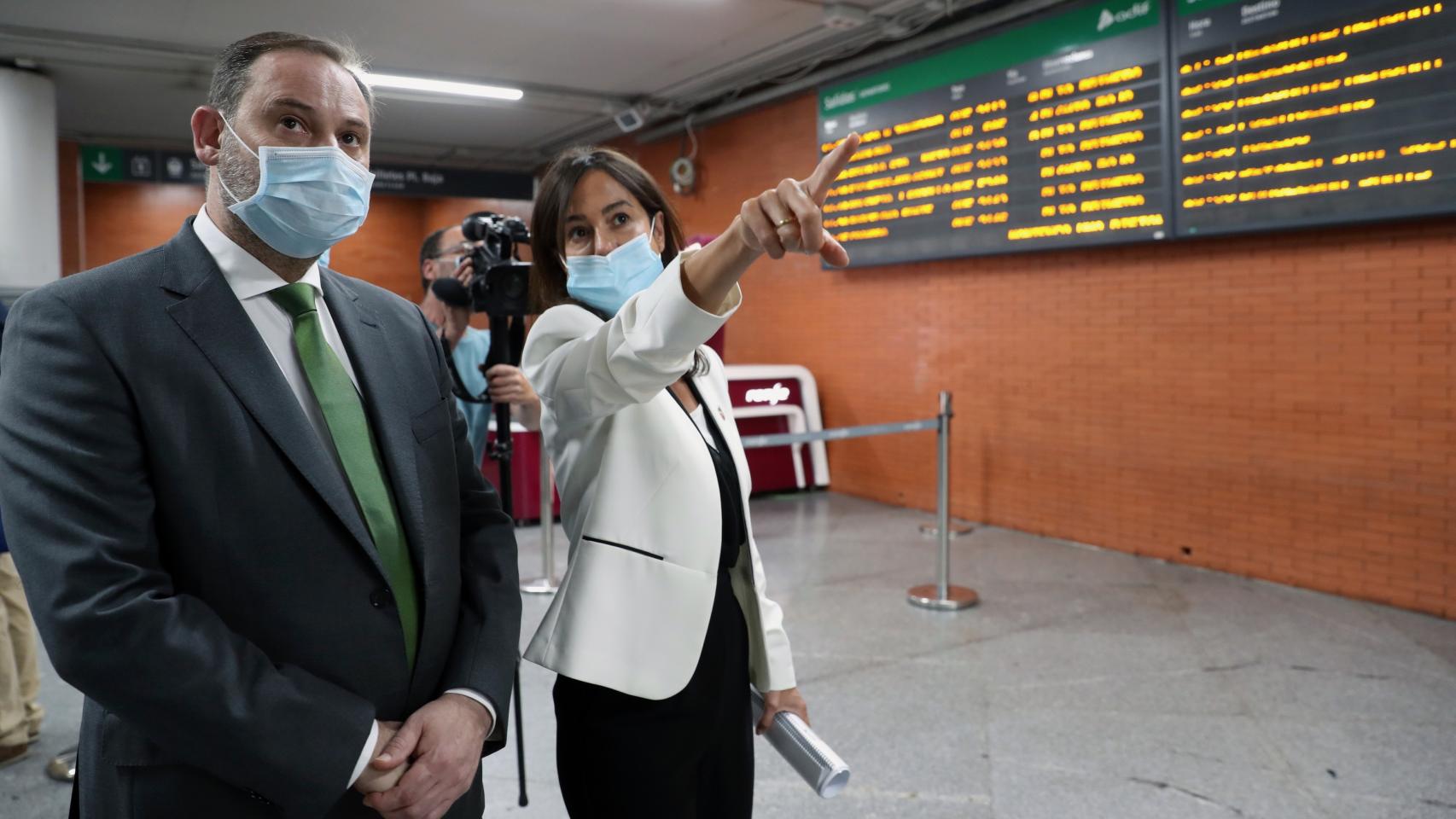 El ministro de Transportes, José Luis Ábalos, junto a la presidenta de Adif, Isabel Pardo de Vera. (EFE)